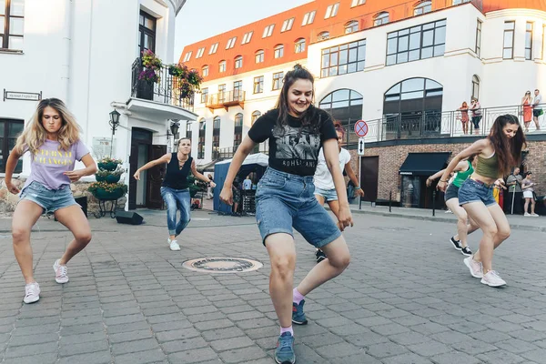 Ağustos 2018 Minsk Beyaz Rusya Sokak Şenlikleri Akşam Şehirde Kadın — Stok fotoğraf