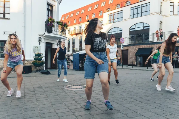 Agosto 2018 Minsk Bielorrússia Festas Rua Cidade Noite Grupo Mulheres — Fotografia de Stock