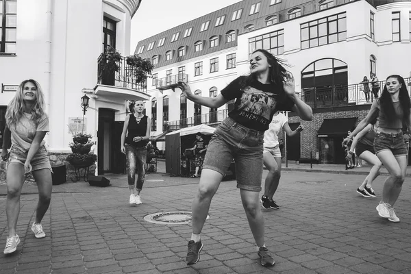 Agosto 2018 Minsk Bielorrússia Festas Rua Cidade Noite Grupo Mulheres — Fotografia de Stock