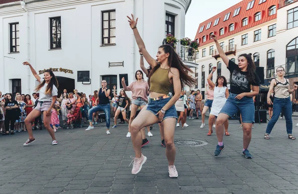 Agosto 2018 Minsk Bielorrusia Fiestas Callejeras Ciudad Nocturna Grupo Mujeres —  Fotos de Stock