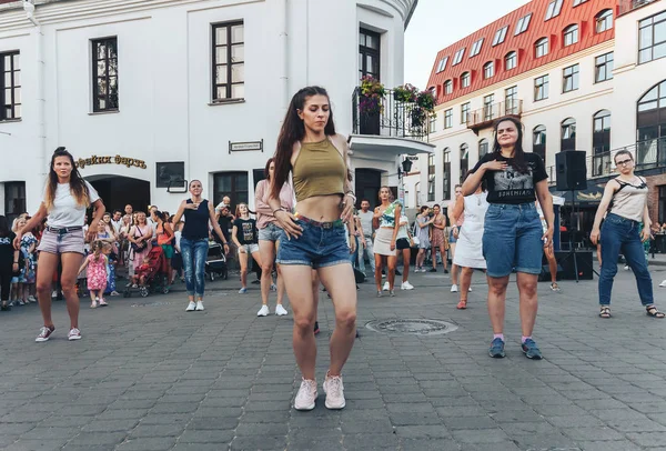 Agosto 2018 Minsk Bielorrusia Fiestas Callejeras Ciudad Nocturna Grupo Mujeres — Foto de Stock