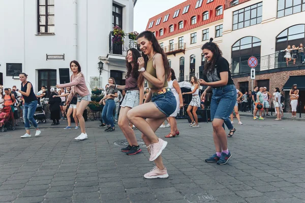 Agosto 2018 Minsk Bielorrusia Fiestas Callejeras Ciudad Nocturna Grupo Mujeres — Foto de Stock