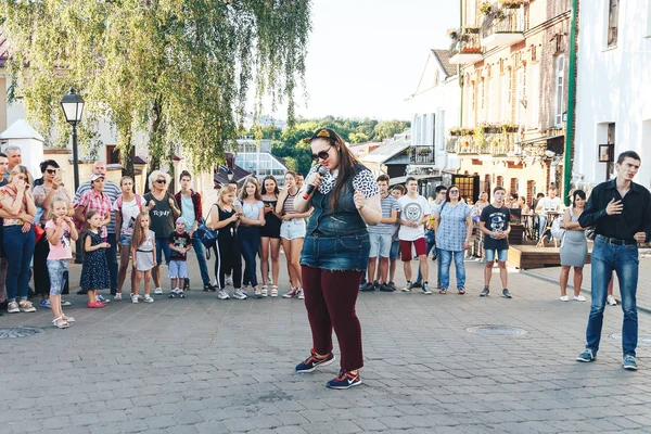 Agosto 2018 Minsk Bielorrusia Fiestas Callejeras Ciudad Nocturna Mujer Con — Foto de Stock