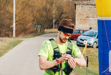 15 Nisan 2018 - Krevo, Beyaz Rusya: Böceği Krevo, iz adam atlet ait diğer yandan yolda görünüyor