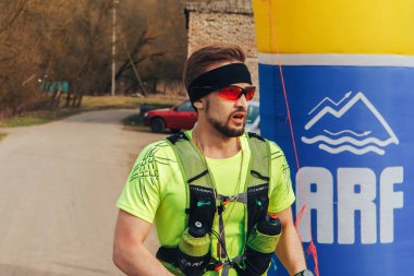 15 Nisan 2018 - Krevo, Beyaz Rusya: Böcek Krevo, Trail şişme arch yakınındaki yolda adam atlet standları