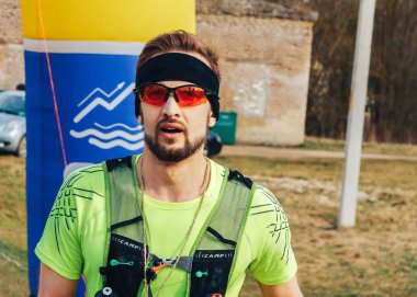 15 Nisan 2018 - Krevo, Beyaz Rusya: Böcek Krevo, Trail şişme arch yakınındaki yolda adam atlet standları