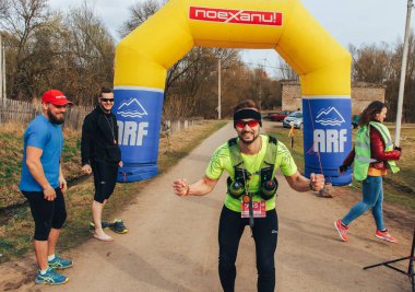 15 Nisan 2018 - Krevo, Beyaz Rusya: Böcek Krevo, Trail şişme arch yakınındaki yolda adam atlet standları