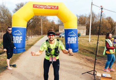 15 Nisan 2018 - Krevo, Beyaz Rusya: Böcek Krevo, Trail şişme arch yakınındaki yolda adam atlet standları