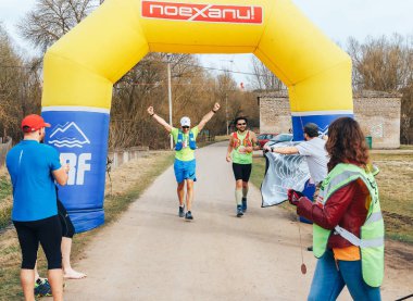 15 Nisan 2018 - Krevo, Beyaz Rusya: Beetle Trail Krevo, şişme bir kemer ile yol boyunca çalışan iki adam