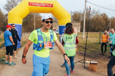 15 Nisan 2018 - Krevo, Beyaz Rusya: Böcek Krevo, Trail adam şişme arch yakınındaki yolda yürür