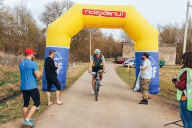 15 Nisan 2018 - Krevo, Beyaz Rusya: Böcek Krevo, iz Bisiklet adam şişme bir kapıdan sürücüler