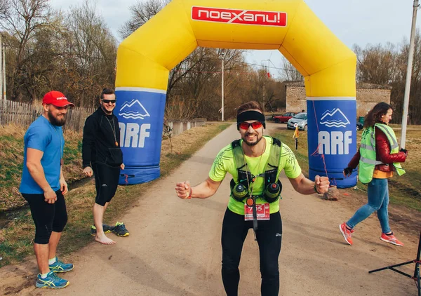 15 Nisan 2018 - Krevo, Beyaz Rusya: Böcek Krevo, Trail şişme arch yakınındaki yolda adam atlet standları