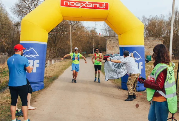 15 Nisan 2018 - Krevo, Beyaz Rusya: Beetle Trail Krevo, şişme bir kemer ile yol boyunca çalışan iki adam