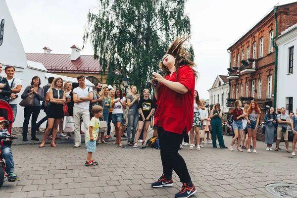 Julio 2018 Minsk Bielorrusia Mujer Con Micrófono Cantando Calle Frente — Foto de Stock