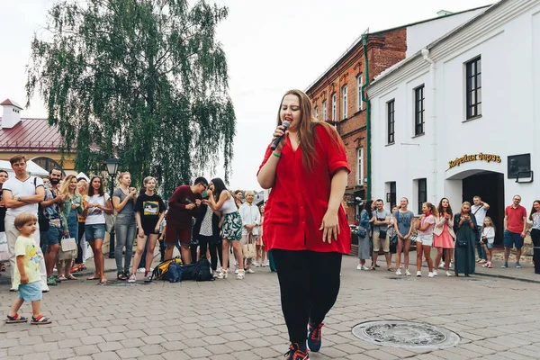 Julio 2018 Minsk Bielorrusia Mujer Con Micrófono Cantando Calle Frente — Foto de Stock