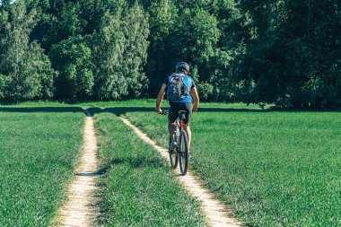 Mayıs 26-27, 2018 - Naliboki, Beyaz Rusya: All-Belarusça amatör maraton Naliboki, yol boyunca alana binicilik bisiklet adam