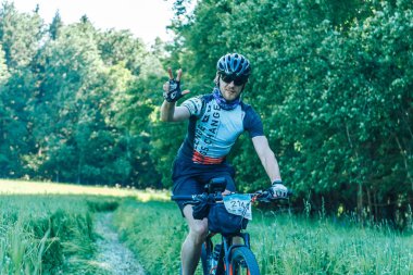 Mayıs 26-27, 2018 - Naliboki, Beyaz Rusya: All-Belarusça amatör maraton Naliboki, adam Bisiklet yol boyunca alana rides