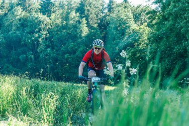 Mayıs 26-27, 2018 - Naliboki, Beyaz Rusya: All-Belarusça amatör maraton Naliboki, adam Bisiklet yol boyunca alana rides