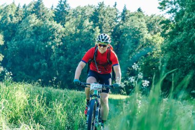 Mayıs 26-27, 2018 - Naliboki, Beyaz Rusya: All-Belarusça amatör maraton Naliboki, adam Bisiklet yol boyunca alana rides