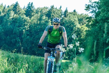 Mayıs 26-27, 2018 - Naliboki, Beyaz Rusya: All-Belarusça amatör maraton Naliboki, adam Bisiklet yol boyunca alana rides