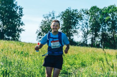 Mayıs 26-27, 2018 - Naliboki, Beyaz Rusya: All-Belarusça amatör maraton Naliboki, egzersiz, fitness ve sağlıklı yaşam için yaz güneş kavramı içinde çalışan açık kros