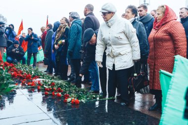 7 Kasım 2018 - Minsk, Beyaz Rusya: Yıldönümü, büyük Ekim sosyalist devrim, anıt çiçek koyarak insanların