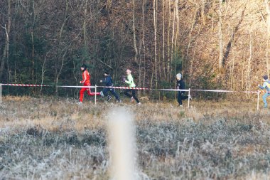 17 Kasım 2018 - Logoisk, Beyaz Rusya: Böcek-iz 8, Logoisk, orman iz yarış sırasında çalışan çocukların grup