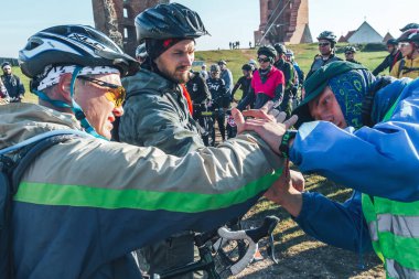 6 Ekim 2018 - Novogrudok, Beyaz Rusya: Kale yolu. adam cips yarıştan önce Temizleme