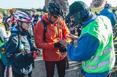6 Ekim 2018 - Novogrudok, Beyaz Rusya: Kale yolu. adam cips yarıştan önce Temizleme