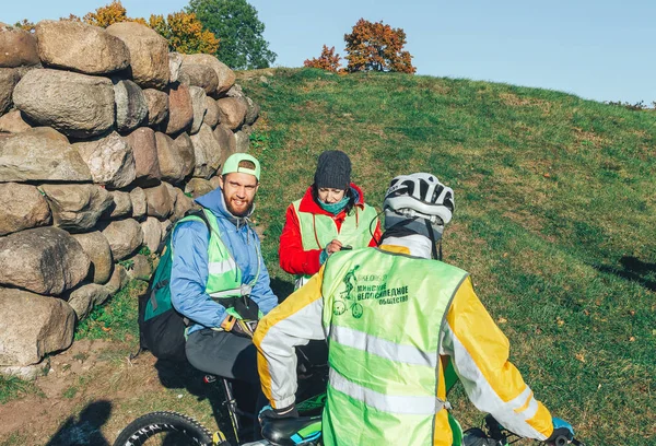 Octubre 2018 Novogrudok Belarús Castle Road Grupo Ciclistas Pie Cerca — Foto de Stock