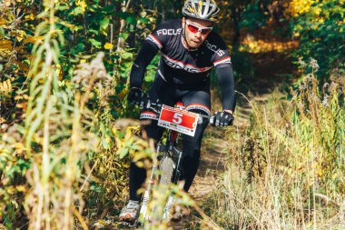 14 Ekim 2018 - Minsk, Beyaz Rusya: Olimpiyat çapraz ülke Kupası Xco Medvezhino içinde 2018 dostum orman yolu Bisiklete binme