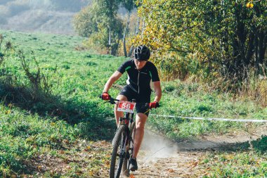 14 Ekim 2018 - Minsk, Beyaz Rusya: Olimpiyat çapraz ülke Kupası Xco Medvezhino içinde 2018 dostum orman yolu Bisiklete binme