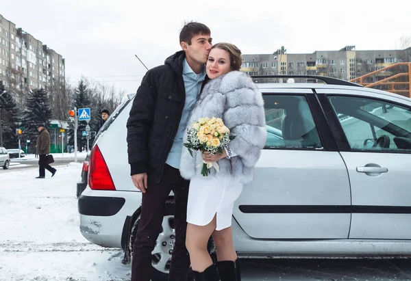 Hermosa Boda Pareja Abrazando Mirando Cámara Invierno — Foto de Stock