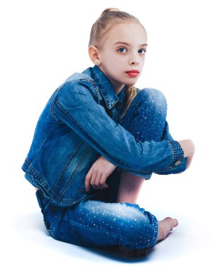 Kot takım elbise yalınayak beyaz defada genç güzel kız