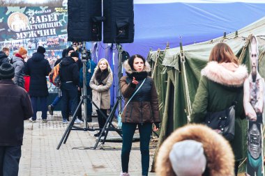 23 Şubat 2019 - Minsk, Beyaz Rusya: yarış 23 Şubat tatil onuruna. Kadın askeri yeşil çadır konuşuyor