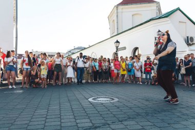 4 Ağustos 2018 - Minsk, Beyaz Rusya: Sokak şenlikleri akşam şehirde. Kadın sokakta mikrofon şarkı