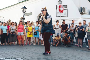 4 Ağustos 2018 - Minsk, Beyaz Rusya: Sokak şenlikleri akşam şehirde. Kadın sokakta mikrofon şarkı