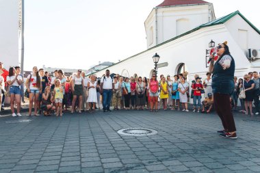 4 Ağustos 2018 - Minsk, Beyaz Rusya: Sokak şenlikleri akşam şehirde. Kadın sokakta mikrofon şarkı