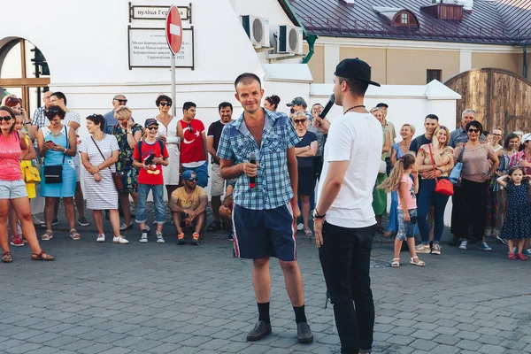 Agosto 2018 Minsk Bielorrusia Fiestas Callejeras Ciudad Nocturna Dos Hombres — Foto de Stock