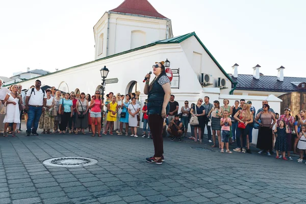 Agosto 2018 Minsk Bielorrusia Fiestas Callejeras Ciudad Nocturna Mujer Con — Foto de Stock