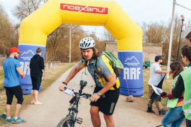 15 Nisan 2018 - Krevo, Beyaz Rusya: Beetle Trail Krevo, Bisiklet ayakta şişme arch yakınındaki adamla