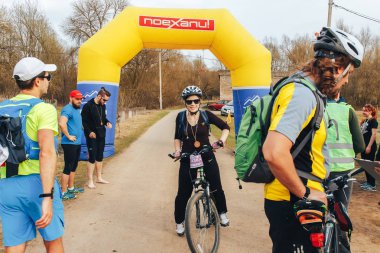 15 Nisan 2018 - Krevo, Beyaz Rusya: Böcek Krevo, kız şişme kapıdan sürüş Bisiklet Trail.