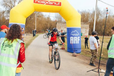 15 Nisan 2018 - Krevo, Beyaz Rusya: Böcek Krevo, adam şişme kapıdan sürüş Bisiklet Trail