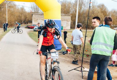 15 Nisan 2018 - Krevo, Beyaz Rusya: Böcek Krevo, adam şişme kapıdan sürüş Bisiklet Trail