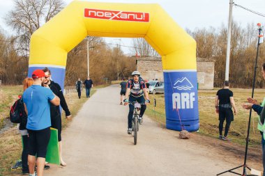 15 Nisan 2018 - Krevo, Beyaz Rusya: Böcek Krevo, adam şişme kapıdan sürüş Bisiklet Trail
