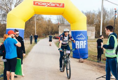 15 Nisan 2018 - Krevo, Beyaz Rusya: Böcek Krevo, adam şişme kapıdan sürüş Bisiklet Trail