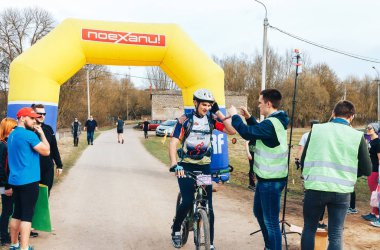 15 Nisan 2018 - Krevo, Beyaz Rusya: Böcek Krevo, adam şişme kapıdan sürüş Bisiklet Trail