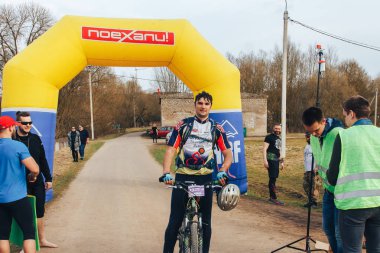 15 Nisan 2018 - Krevo, Beyaz Rusya: Böcek Krevo, adam şişme kapıdan sürüş Bisiklet Trail