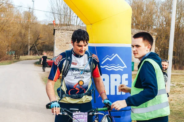 Abril 2018 Krevo Bielorrusia Beetle Trail Krevo Hombre Bicicleta Que — Foto de Stock