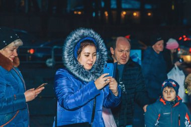 30 Aralık 2018 - Minsk, Beyaz Rusya: kasaba meydanında yeni yıl kutlamaları. İnsanlar arasında parlayan rakamlar